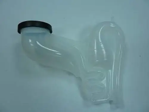 Transparenter Sifon mit einer gebogenen Form und Anschlüssen, möglicherweise von der Marke Remeha, zur Verwendung in Sanitärsystemen.